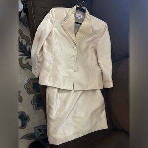 Le Suit Cream Blazer with Tailored Fit and Notched Lapels